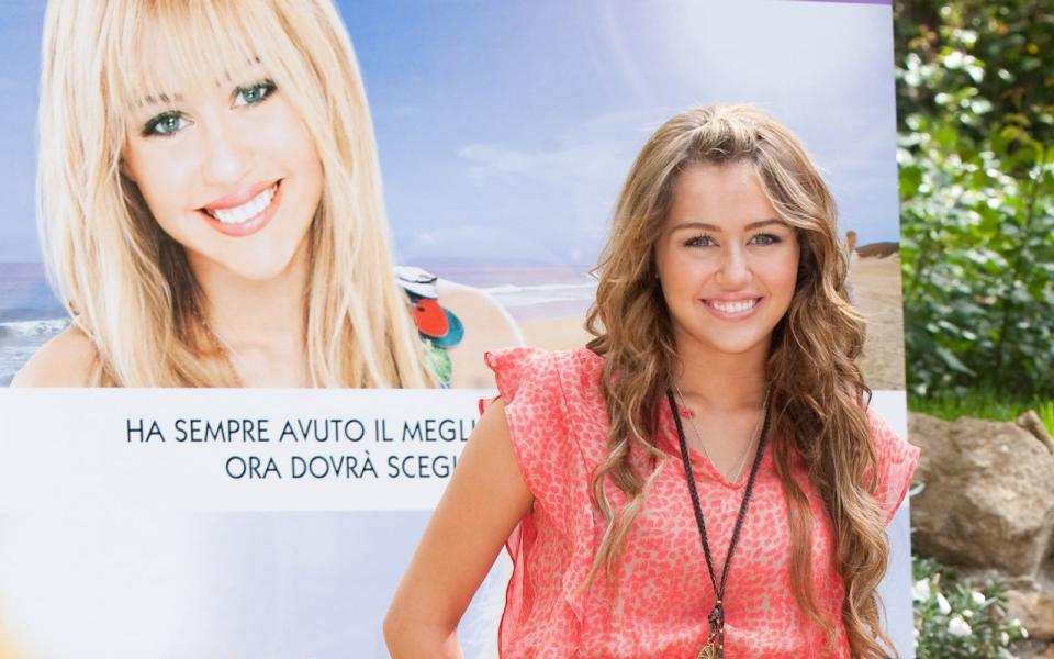 Im Jahr 2009 durften sich alle Miley-Fans auf eine Extra-Dosis freuen, denn in den Kinos lief "Hannah Montana - Der Film" an. Gegenüber "Bild" erklärte die 16-Jährige damals: "Der Kinofilm zeigt mich wirklich so, wie ich bin. Und der Film ist eine tolle Möglichkeit, mich einem neuen Publikum vorzustellen." (Bild: Elisabetta Villa/Getty Images)