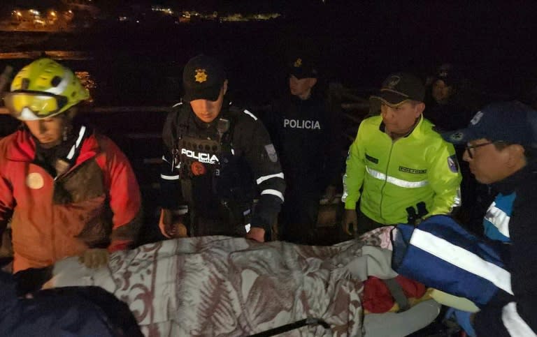 Imagen divulgada por la policía ecuatoriana muestra a agentes ayudando a un hombre herido después de un deslizamiento de tierra en Baños, Ecuador, el 16 de junio de 2024. (Policía de Ecuador)