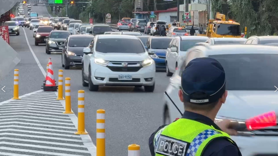 公路局東區養護工程分局13日試辦崇德路段大客車優先道開放高乘載一般車輛通行措施，執行約90分鐘，效果不如預期，加快回堵速度，便暫停執行。（圖／新城警分局提供）
