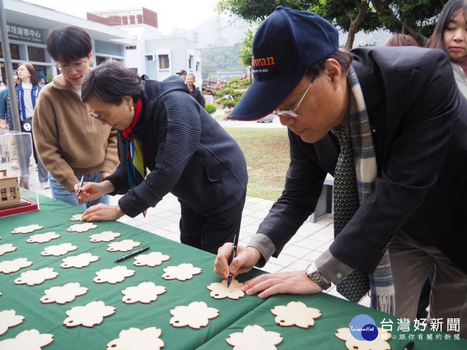 貴賓於櫻花造型木片簽名後懸掛於祈福永生樹，象徵永續旅遊資源細水長流。