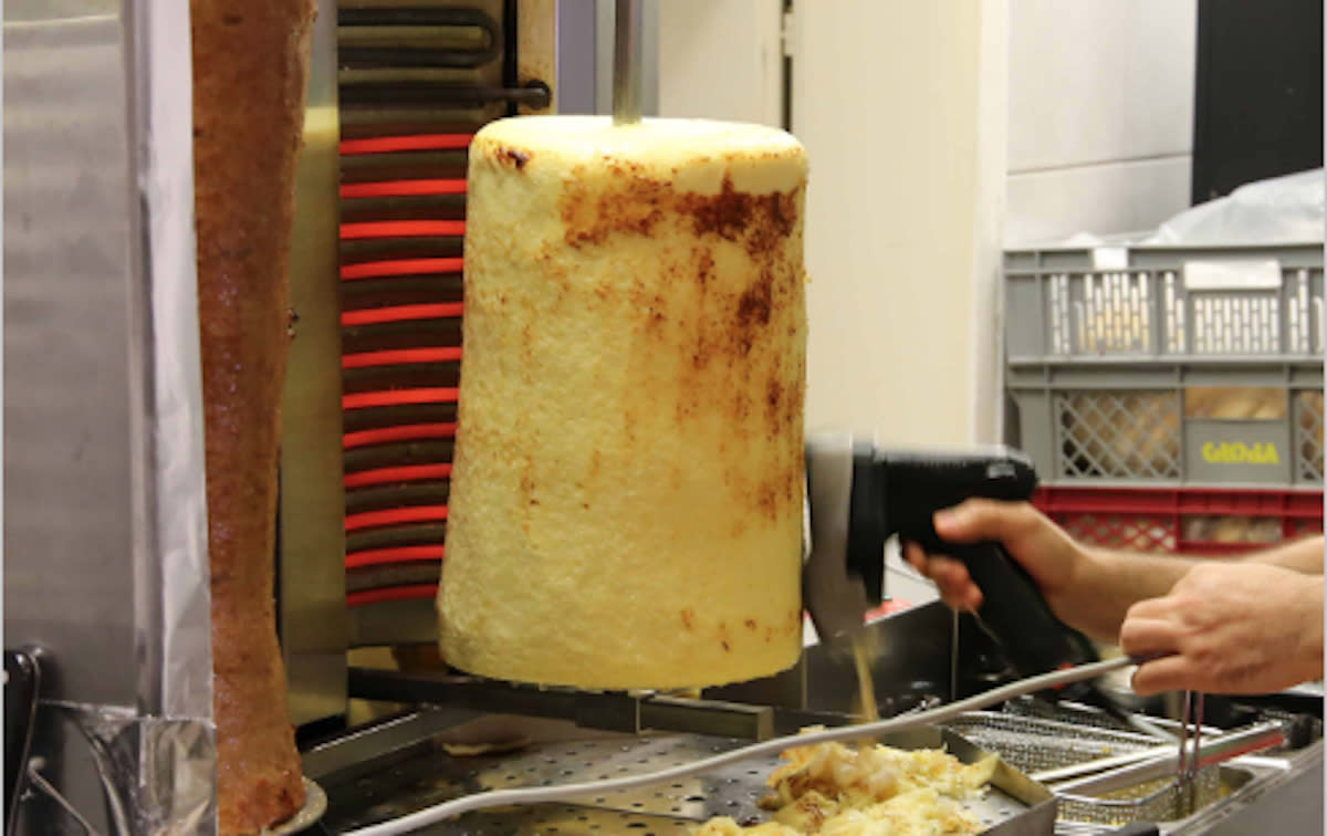 Der Käsedöner dreht sich wie Kebabfleisch am Spieß. (Bild: Natürli Zürioberland AG)