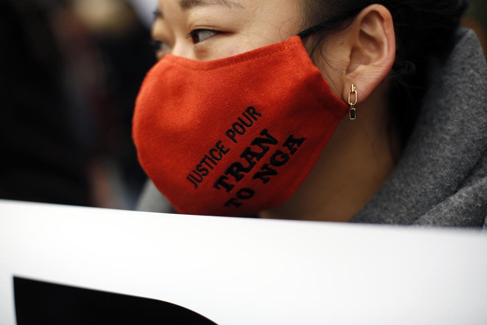 An activist wears a face mask reading « Justice for Tran To Nga » during a gathering in support of people exposed to Agent Orange during the Vietnam War, in Paris, Saturday Jan. 30, 2021. Activists gathered Saturday in Paris in support of people exposed to Agent Orange during the Vietnam War, after a French court examined a case opposing a French-Vietnamese woman to 14 companies that produced and sold the toxic chemical. (AP Photo/Thibault Camus)