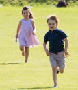 <p>El pasado mes de junio vimos a George jugar con su hermana en el campo durante una jornada de polo en Gloucester. (Foto: Getty Images). </p>