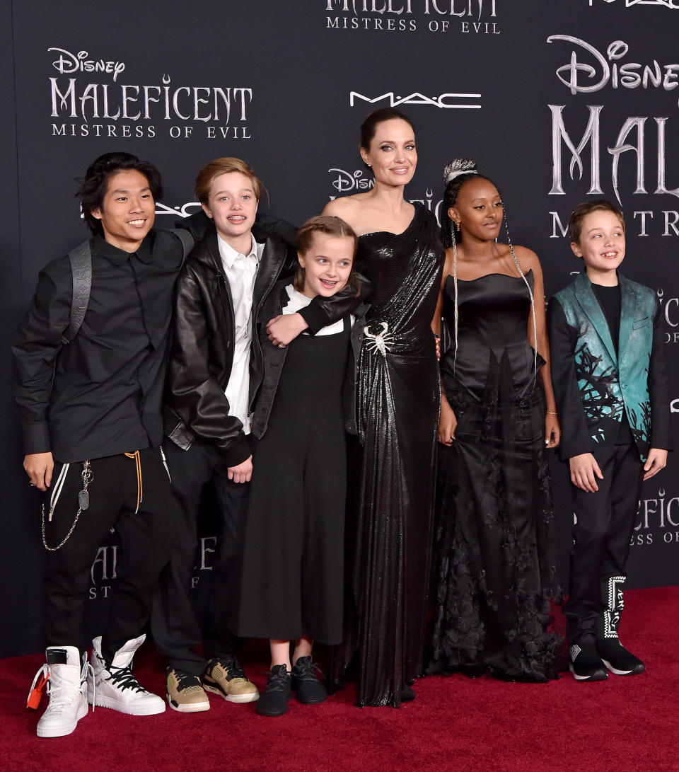 Unos días antes, el 30 de septiembre para ser exactos, la estrella se llevó a cinco de sus hijos al estreno de 'Maléfica: Maestra del mal' en Los Ángeles. (Foto: Axelle / Bauer-Griffin / Getty Images)