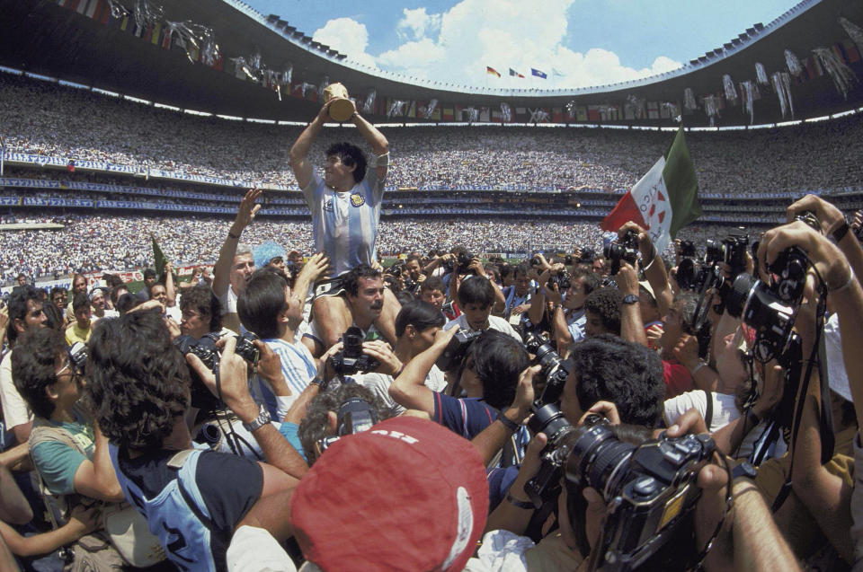 ARCHIVO - En esta foto del 29 de junio de 1986, Diego Maradona alza el trofeo de campeón tras la victoria de Argentina por 3-2 ante Alemania Occidental en la final de la Copa del Mundo. Maradona ha fallecido de un paro cardíaco, el miércoles 25 de noviembre de 2020, en Buenos Aires. Tenía 60 años. (AP Foto/Carlo Fumagalli, archivo)