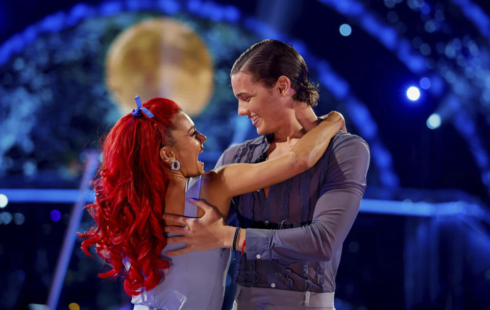 Dianne Buswell und Bobby Brazier tanzen