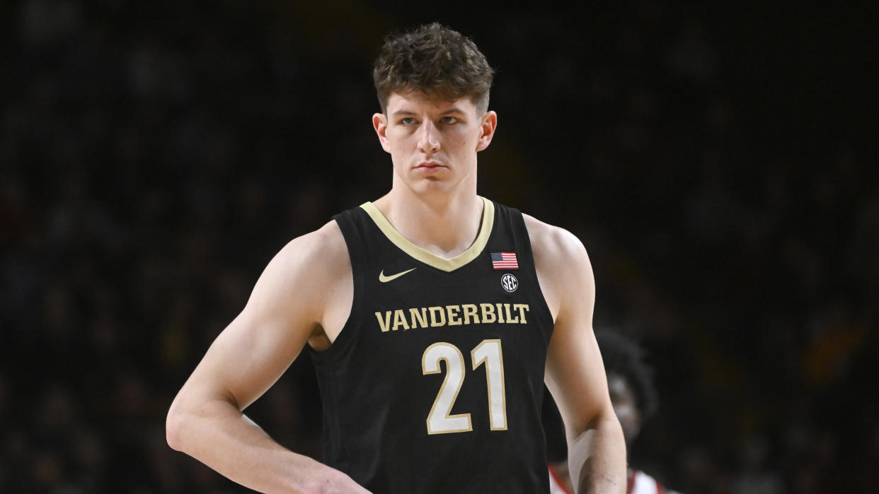 Vanderbilt forward Liam Robbins