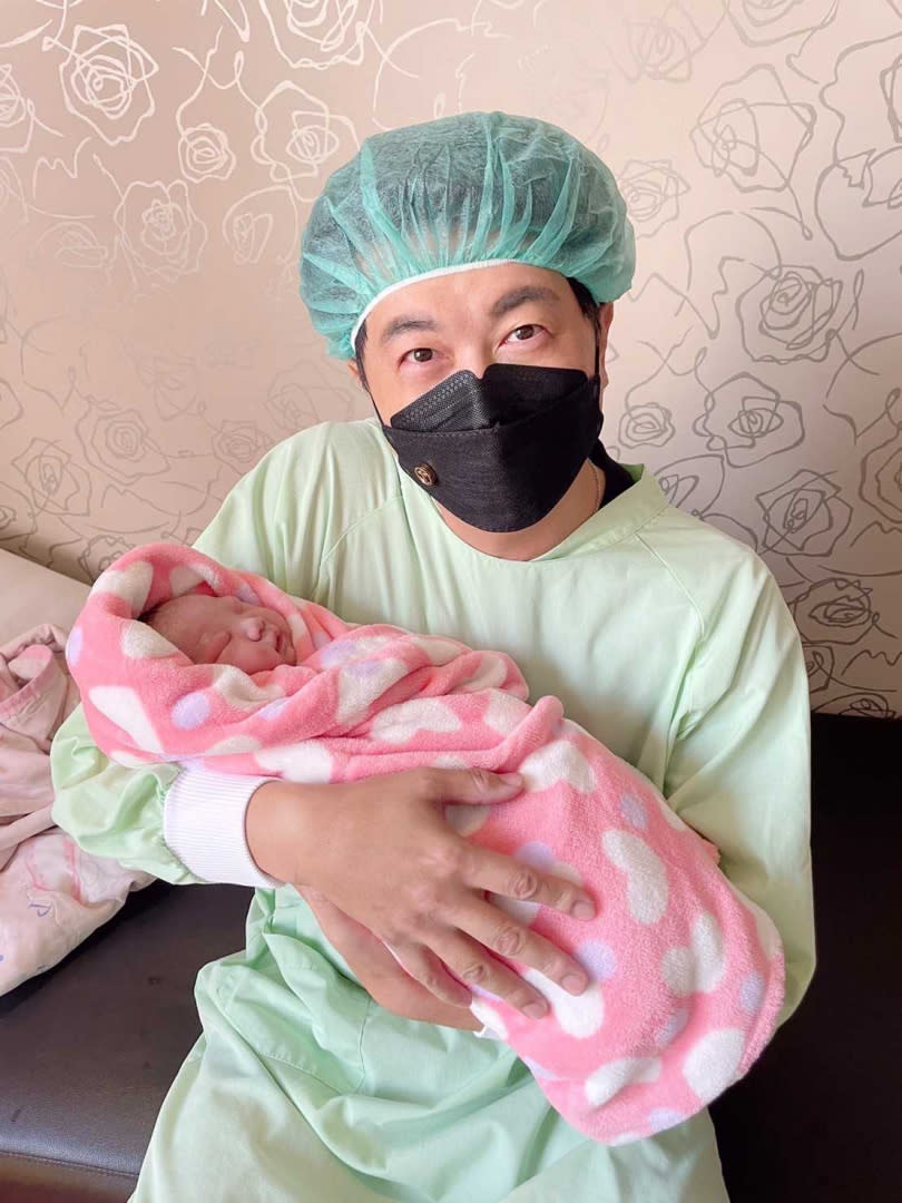 文汶18日剖腹產誕下女兒「模模」，吳皓昇陪同老婆生產。（圖／民視提供）