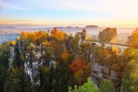 Atemberaubende Felslandschaften bietet der Nationalpark im Kalksandsteingebirge im Osten von Sachsen: die Sächsische Schweiz. Hier bestimmen Kontraste das Panorama: gewaltige Felsmassive reihen sich neben Wäldern, Schluchten, Gewässern und Mooren. Und bei einer Erlebnistour durch die Sächsische Schweiz wird nicht nur die vielfältige Landschaft bestaunt, mit etwas Glück sieht man auch Feuersalamander oder Luchse. (Bild: iStock/rpeters86)