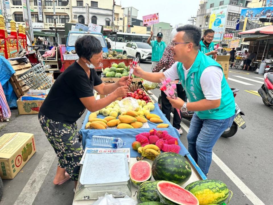 縣議員黃啟豪市場送康乃馨，關懷戶送蛋糕，讓溫馨的母親節更溫馨。（記者湯朝村攝）