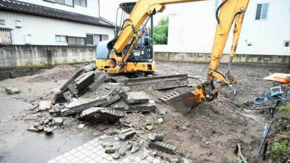 日本千葉縣驚傳拆除房屋時意外發現「整具白骨」的事件。（圖／翻攝自X@pakira_su）