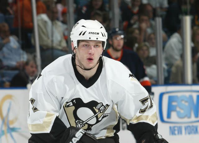 <p>Bruce Bennett/Getty Images</p> Konstantin Koltsov #71 de los PingÃ¼inos de Pittsburgh durante el partido contra los Islanders de Nueva York el 15 de abril de 2006 en el Nassau Coliseum en Uniondale, Nueva York.