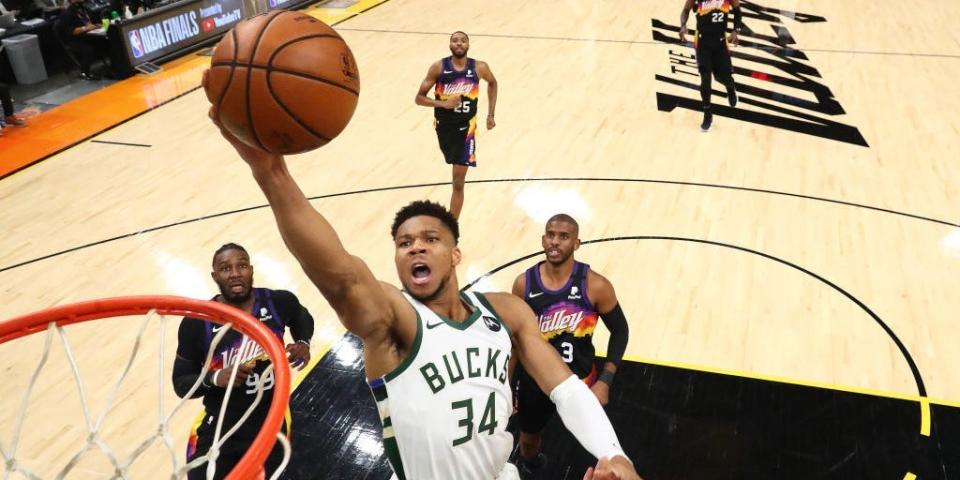 Giannis Antetokounmpo dunk