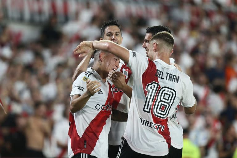 Barco, autor del tercer gol, en el festejo con Nacho Fernández, Paradela y Beltrán