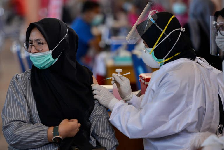 Un trabajador de la salud administra una dosis de la vacuna Sinovac contra el coronavirus en Indonesia