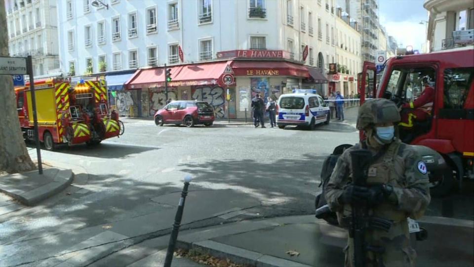 Forces de l'ordre sur les lieux de l'attaque à l'arme blanche le 25 septembre 2020 dans le XIe arrondissement de Paris - Capture d'écran BFMTV