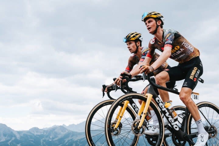 <span class="article__caption">Roglic and Kuss raced together scores of times already. But an altitude camp provides time to bond for new team members or grand tour rookies.</span> (Photo: Gruber Images / VN)