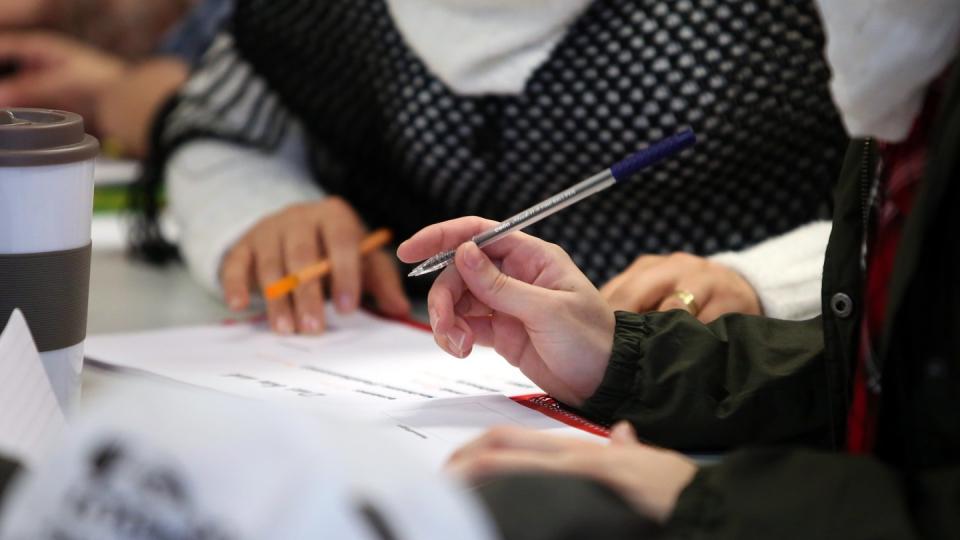 In Mainz lernen Teilnehmerinnen eines Integrationskurses Deutsch.