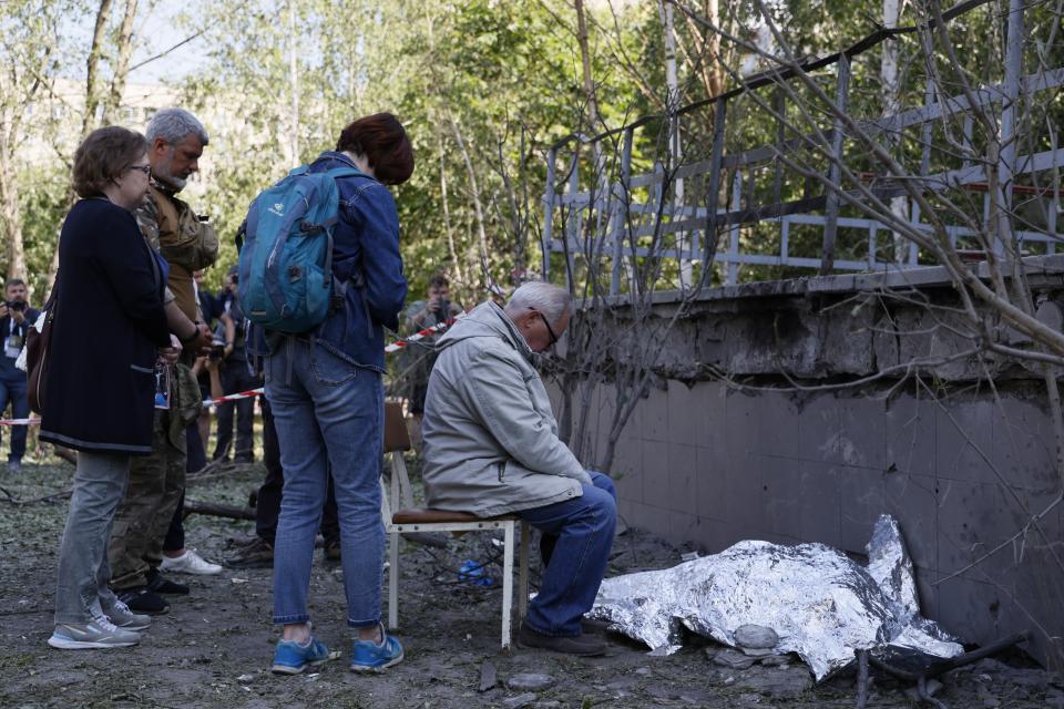 Familiares lamentan la muerte de una persona luego de un ataque ruso contra Kiev, Ucrania, el jueves 1 de junio de 2023. (AP Foto/Alex Babenko)