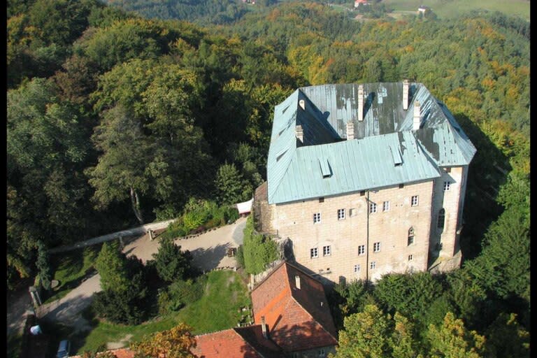 El castillo se fortificó en su interior para proteger al mundo de las extrañas fuerzas que emergían de la hendidura