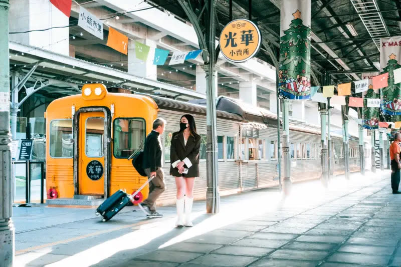 ▲台中車站舊站轉型台中驛鐵道文化園區，將退役火車變身為小賣所及特色咖啡館，春節期間更有漢服體驗、咒術迴戰快閃店，呈現鐵路文創新風貌。（圖／台鐵公司提供）