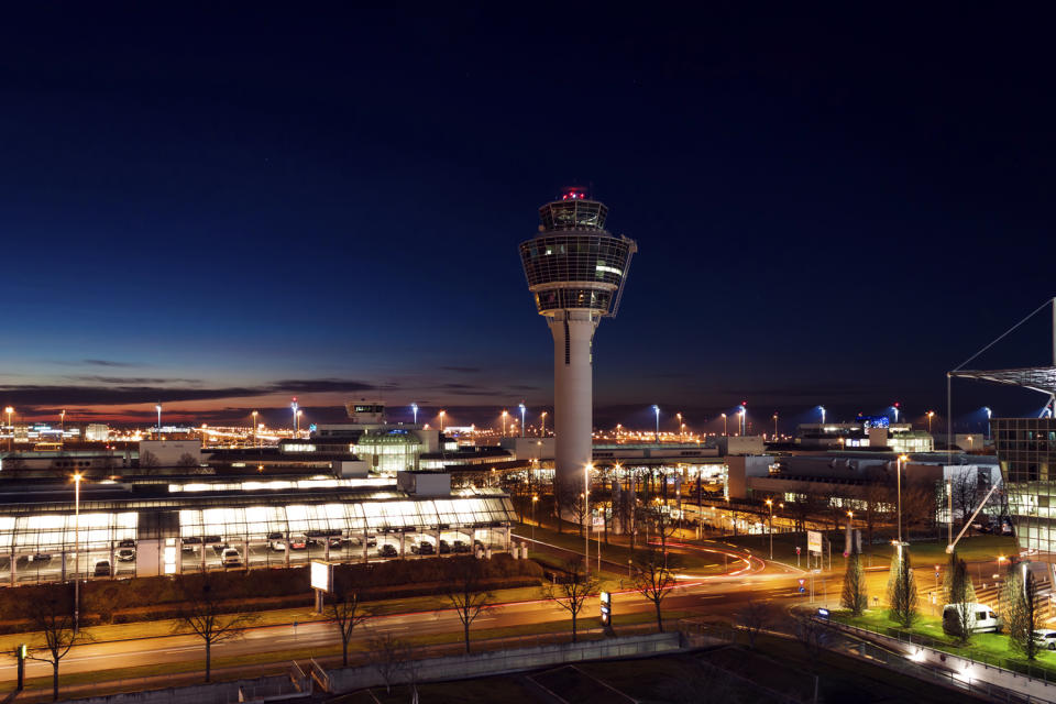 Vom Flughafen München transportieren rund 100 Fluggesellschaften die Passagiere in 70 Länder oder genauer gesagt: zu 230 Zielen. Hinsichtlich der Fluggastzahlen belegt der Münchner Airport weltweit nur Platz 30, in der Liste der besten Flughäfen der Welt hat er sich Platz drei gesichert.