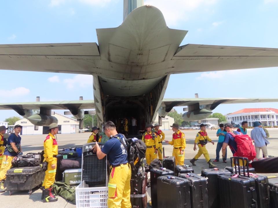 空軍3日下午派遺C-130H型運輸機，載運臺南、高雄及屏東特搜隊共計六十人及相關裝備，至花蓮地區進行搜救任務。（國防部提供）