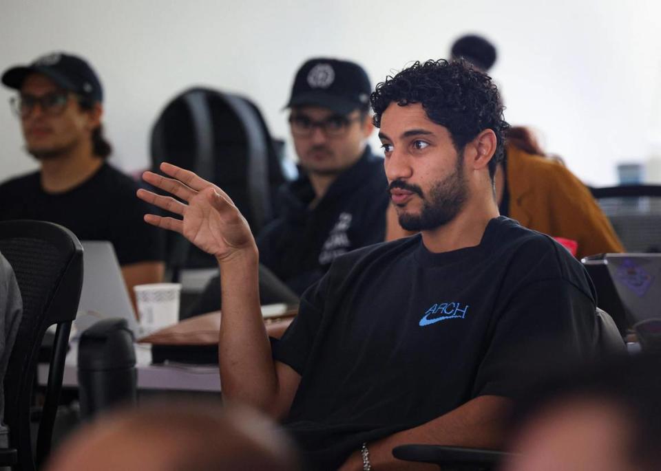 Giancarlos Rodríguez respondiendo una pregunta durante una clase en BrainStation el miércoles 8 de marzo de 2023, en Wynwood. BrainStation enseña codificación, ingeniería de software y capacitación en habilidades digitales.