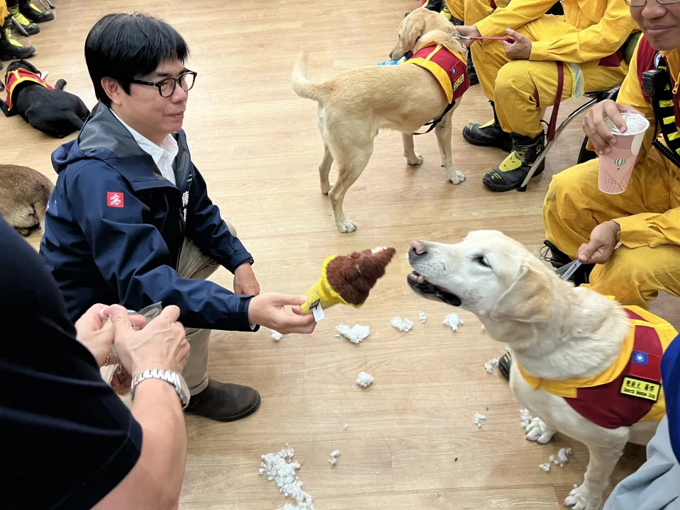 高雄市搜救犬「Roger」在花蓮地震立下大功，一回到高雄就展現本性，將陳其邁送上的玩具咬到稀巴爛，成功扮演「丑角」，讓救災隊員放放鬆。記者張議晨／攝影