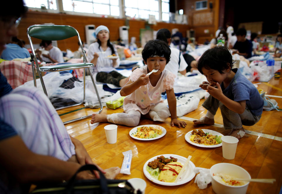 <p>Evacuee Miyo Takeuchi, 7, eats a meal with her family at Okada elementary school, which is acting as an evacuation center, in Mabi town in Kurashiki, Okayama Prefecture, Japan, (Photo: Issei Kato/Reuters) </p>