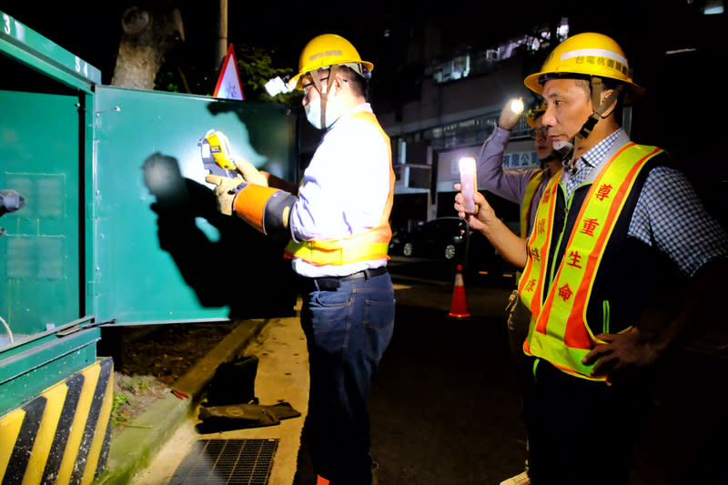 台電桃園區營業處將啟動專案巡檢（2） 為避免停電再度發生，台電桃園區營業處長黃志榮 （右）表示，7日將誓師啟動專案巡檢工作，希望把 過去沒有注意到的問題檢出。圖為黃志榮6日晚間率 領工作班員進行巡視及檢測。 中央社記者吳睿騏桃園攝  113年5月6日 