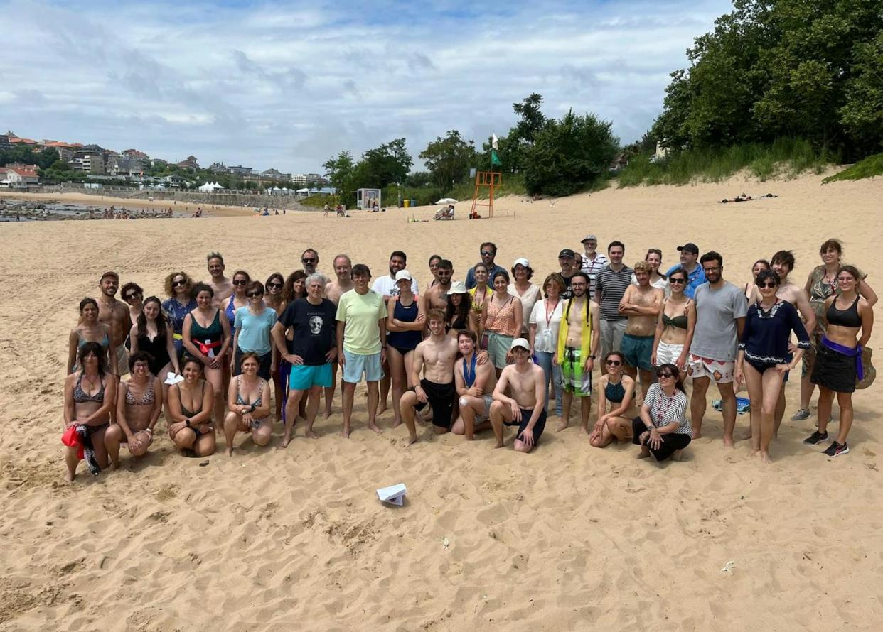 Parte del alumnado del curso de verano de divulgación de ciencia organizado por The Conversation, en el taller de anatomía en la playa de Juan Luis Arsuaga, que contó con el rector de la UIMP, Carlos Andradas. Juanma Serrano/UIMP