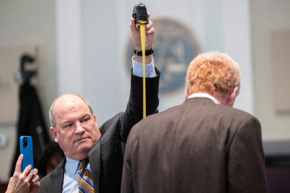 Defense attorney Jim Griffin measures Alex Murdaugh during a break in his double murder trial (AP)