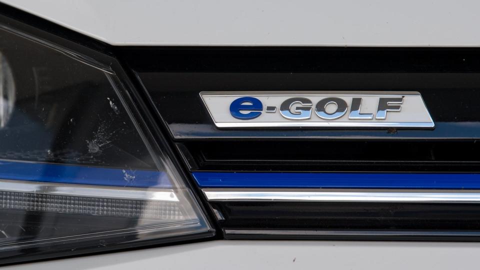 Schriftzug an einem e-Golf von Volkswagen. Foto: Hendrik Schmidt