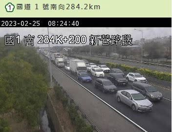 228連假首日清晨國道1號南下285.1公里新營路段發生追撞車禍，南向路段全線封閉，車輛回堵5公里。（圖截取自高速公路局即時路況影像）