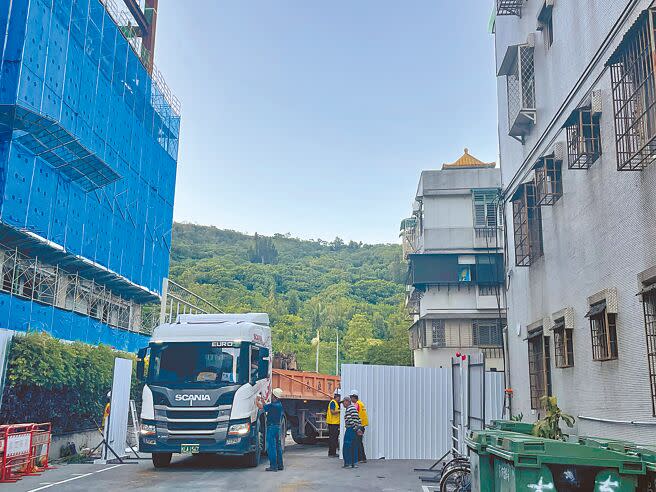 基泰建設大直工地施工不慎導致鄰房龜裂、下陷，台北市建管處預計26日拆除下陷房屋，2、3樓以敲除方式處理，4、5樓則用「大鋼牙」機具夾下來。（劉彥宜攝）