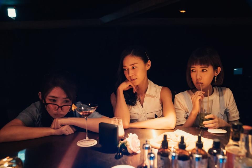 郭書瑤（左起）劇中飾演何百芮，與鍾瑶、孫可芳演出默契十足。（HBO GO提供）