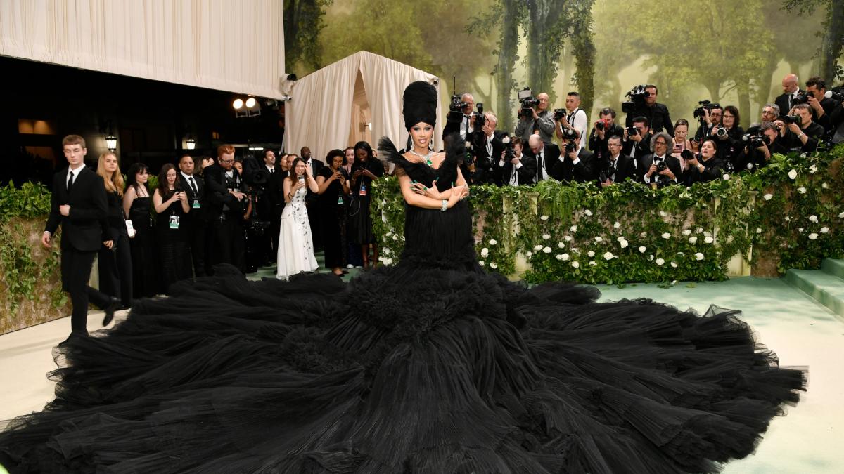 Cardi B ‘shuts down’ carpet at Met Gala with bold fashion ensemble