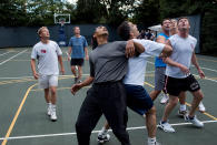 Le président des États-Unis, Barack Obama, joue au basketball avec les secrétaires du Cabinet et les membres du Congrès sur un terrain à la Maison-Blanche, le 8 octobre 2009 à Washington. (Photo de Pete Souza/The White House via Getty Images)