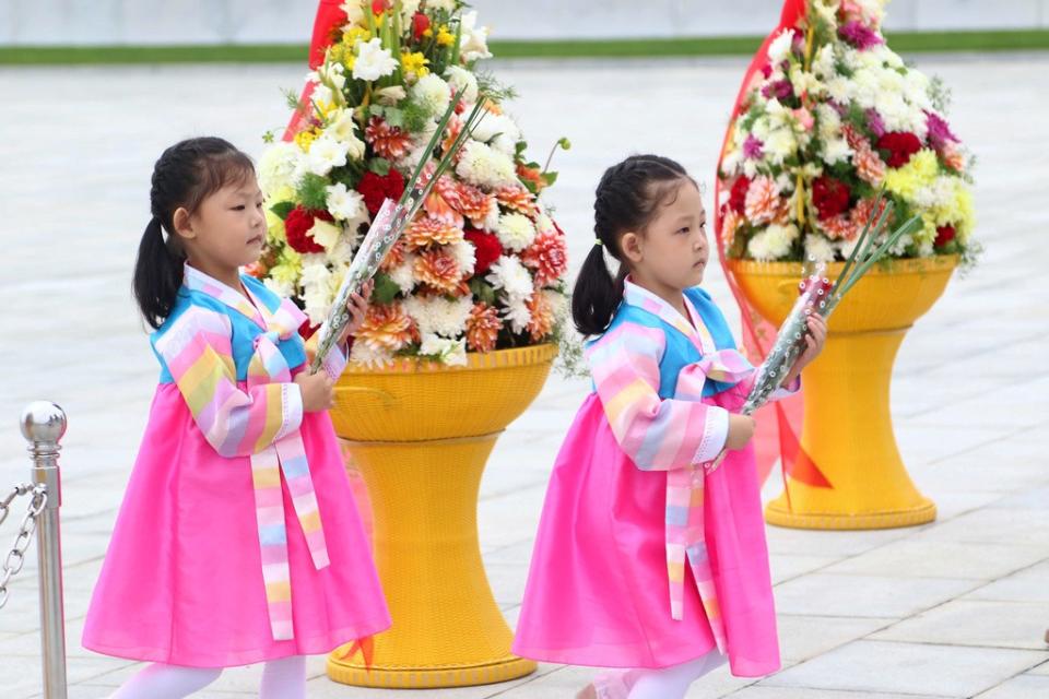 北韓兒童獻花慶祝建國75週年。KCNA／美聯社