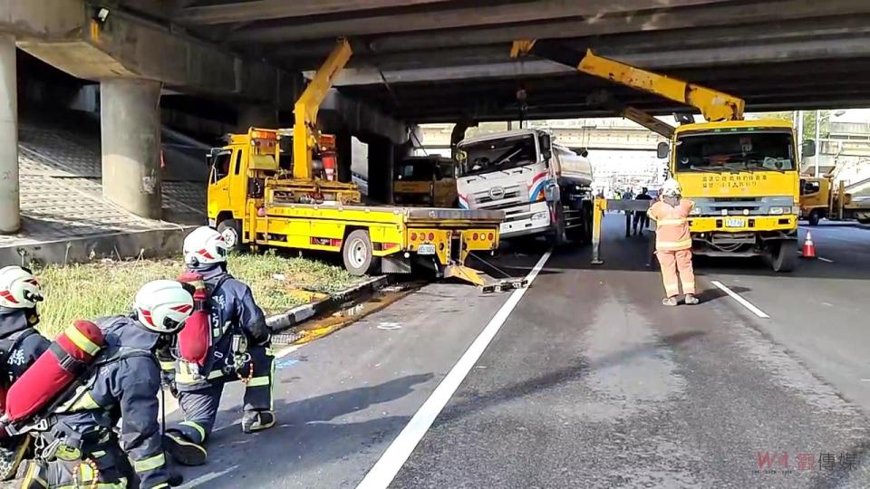 ▲中油公司1輛滿載柴油的油罐車，側翻在國1彰化交流道下方涵洞路段，中油公司人員派遣人車將現場油品轉移。（記者陳雅芳攝）