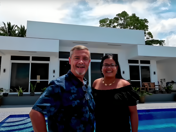 Greg und Wilma Maroney vor ihrem Traumhaus auf den Philippinen. - Copyright: Greg and Wilma Maroney/Building the Philippines