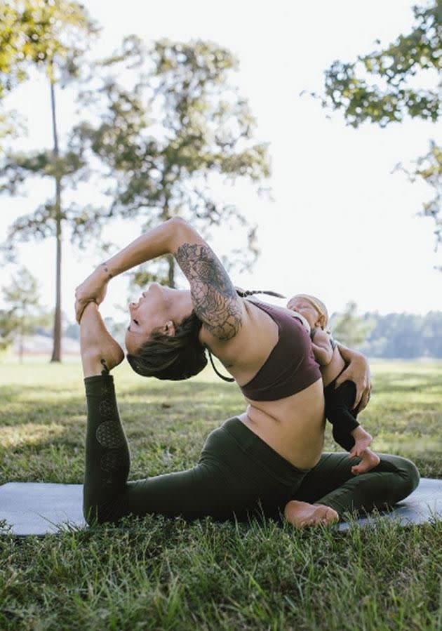 Carlee Benear gets into breathtaking yoga poses while she breastfeeds. Photo: Instagram/carleebyoga