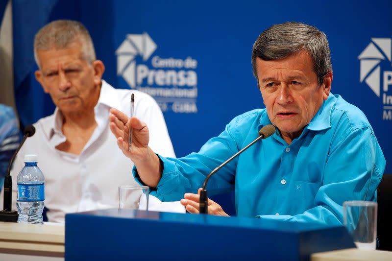 Foto de archivo. Pablo Beltrán, representante de la guerrilla colombiana del Ejército de Liberación Nacional (ELN) y Aurelanio Carbonell, otro delegado del grupo rebelde, hablan en una conferencia de prensa en La Habana