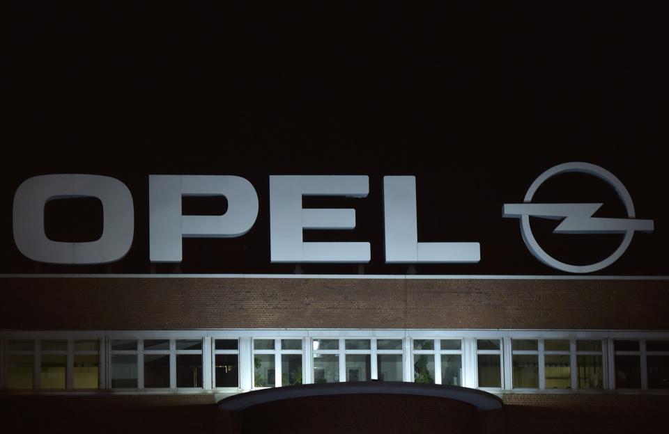 <p><strong>La crisi di Opel</strong>. Opel (che prende il nome dal fondatore Adam Opel) sta attraversando un periodo difficile della sua storia. Già nel 2012 GM aveva deciso di formare un’alleanza con Peugeot nel tentativo di ridurre i costi tramite economie di scala in vari comparti (tecnici e di vendita soprattutto). Il marchio tedesco non è riuscito a mantenere solidità economica per lungo tempo, nonostante abbia avuto dei periodi floridi dal punto di vista delle vendite sia con il modello Corsa sia con Astra. La CEO di GM Mary Barra ha dichiarato che “nel 2016 GM sarebbe stata in attivo senza la Brexit”. (AP) </p>