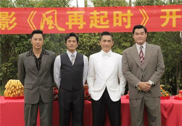 周文健（右起）復出後與梁朝偉、郭富城、譚耀文等人拍攝電影《風再起時》。（圖／翻攝自百度百科）