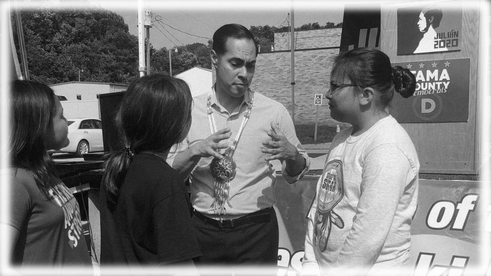 Julián Castro talks with youth at a campaign stop on the Meskwaki Settlement in Iowa in July 2019. (Photo: Julián Castro via Twitter; digitally enhanced by Yahoo News)