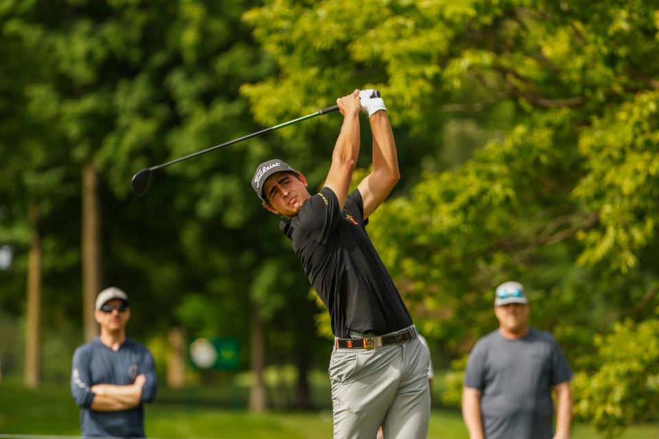 Luis Masaveu juega su tiro de salida en el quinto hoyo durante los cuartos de final del US Amateur 2024 en el Hazeltine National Golf Club en Chaska, Minnesota, el viernes 16 de agosto de 2024. (Chris Keane/USGA)