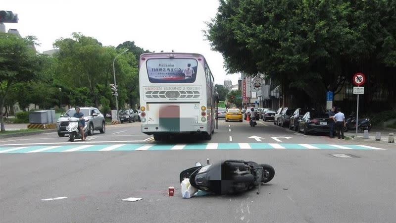 女騎士遭公車輾斃。（圖／翻攝畫面）