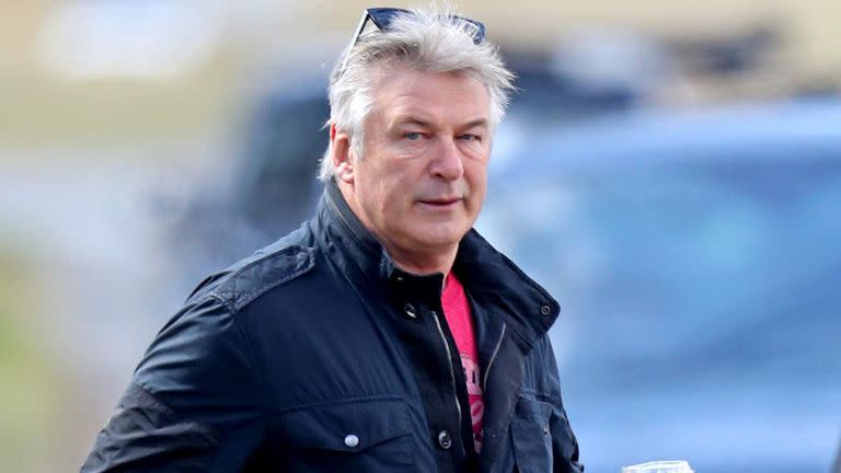 Alec Baldwin eliminó un posteo que lo mostraba en el set de Rust días antes de la tragedia en la que murió la directora de fotografía Halyna Hutchins